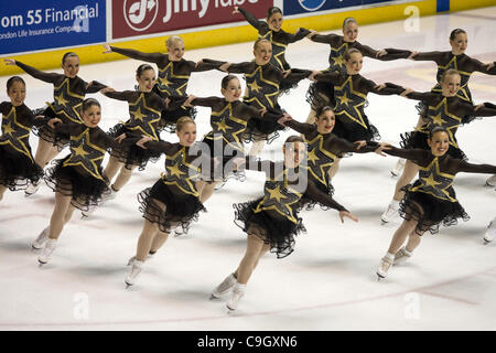 London Ontario, Kanada - 29. Dezember 2011. Mitglieder der Vereinigten Staaten synchronisiert skating Team, die "Haydenettes" während der Kür-Komponente auf die 2011 London Synchrofest International - Synchro In der Stadt durchführen. Das Team beendete an zweiter Stelle bei der zweitägigen Veranstaltung. Stockfoto