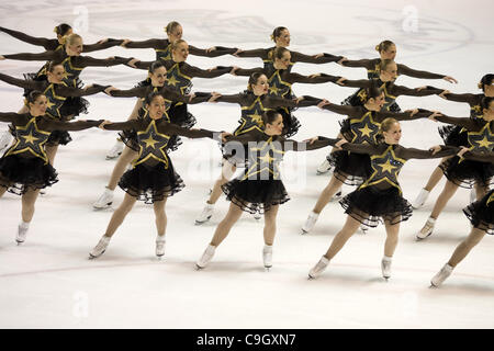 London Ontario, Kanada - 29. Dezember 2011. Mitglieder der Vereinigten Staaten synchronisiert skating Team, die "Haydenettes" während der Kür-Komponente auf die 2011 London Synchrofest International - Synchro In der Stadt durchführen. Das Team beendete an zweiter Stelle bei der zweitägigen Veranstaltung. Stockfoto