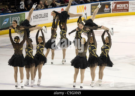 London Ontario, Kanada - 29. Dezember 2011. Mitglieder der Vereinigten Staaten synchronisiert skating Team, die "Haydenettes" während der Kür-Komponente auf die 2011 London Synchrofest International - Synchro In der Stadt durchführen. Das Team beendete an zweiter Stelle bei der zweitägigen Veranstaltung. Stockfoto