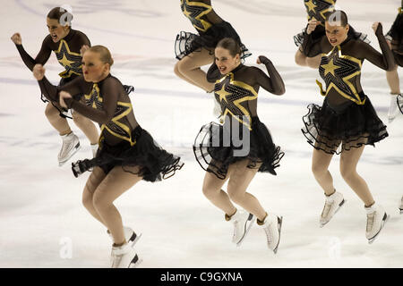 London Ontario, Kanada - 29. Dezember 2011. Mitglieder der Vereinigten Staaten synchronisiert skating Team, die "Haydenettes" während der Kür-Komponente auf die 2011 London Synchrofest International - Synchro In der Stadt durchführen. Das Team beendete an zweiter Stelle bei der zweitägigen Veranstaltung. Stockfoto