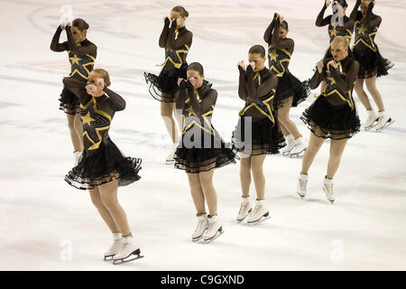 London Ontario, Kanada - 29. Dezember 2011. Mitglieder der Vereinigten Staaten synchronisiert skating Team, die "Haydenettes" während der Kür-Komponente auf die 2011 London Synchrofest International - Synchro In der Stadt durchführen. Das Team beendete an zweiter Stelle bei der zweitägigen Veranstaltung. Stockfoto