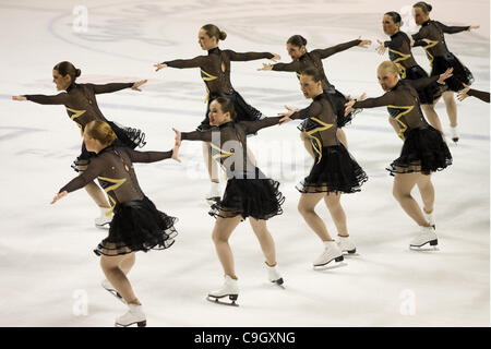 London Ontario, Kanada - 29. Dezember 2011. Mitglieder der Vereinigten Staaten synchronisiert skating Team, die "Haydenettes" während der Kür-Komponente auf die 2011 London Synchrofest International - Synchro In der Stadt durchführen. Das Team beendete an zweiter Stelle bei der zweitägigen Veranstaltung. Stockfoto