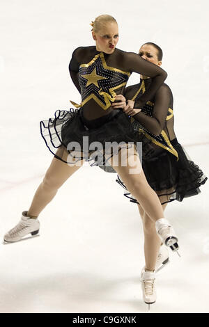 London Ontario, Kanada - 29. Dezember 2011. Mitglieder der Vereinigten Staaten synchronisiert skating Team, die "Haydenettes" während der Kür-Komponente auf die 2011 London Synchrofest International - Synchro In der Stadt durchführen. Das Team beendete an zweiter Stelle bei der zweitägigen Veranstaltung. Stockfoto