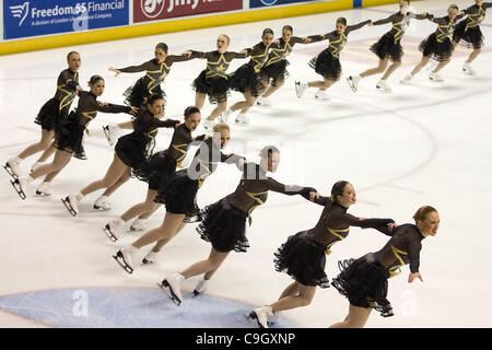 London Ontario, Kanada - 29. Dezember 2011. Mitglieder der Vereinigten Staaten synchronisiert skating Team, die "Haydenettes" während der Kür-Komponente auf die 2011 London Synchrofest International - Synchro In der Stadt durchführen. Das Team beendete an zweiter Stelle bei der zweitägigen Veranstaltung. Stockfoto