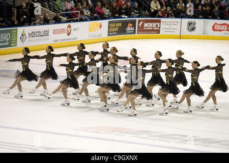 London Ontario, Kanada - 29. Dezember 2011. Mitglieder der Vereinigten Staaten synchronisiert skating Team, die "Haydenettes" während der Kür-Komponente auf die 2011 London Synchrofest International - Synchro In der Stadt durchführen. Das Team beendete an zweiter Stelle bei der zweitägigen Veranstaltung. Stockfoto