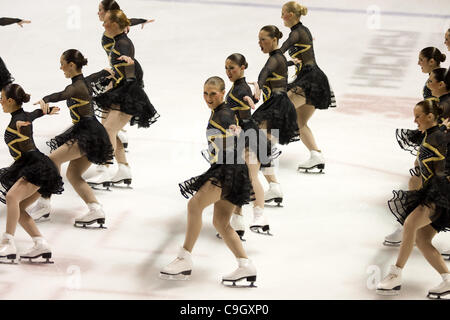 London Ontario, Kanada - 29. Dezember 2011. Mitglieder der Vereinigten Staaten synchronisiert skating Team, die "Haydenettes" während der Kür-Komponente auf die 2011 London Synchrofest International - Synchro In der Stadt durchführen. Das Team beendete an zweiter Stelle bei der zweitägigen Veranstaltung. Stockfoto