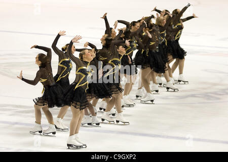 London Ontario, Kanada - 29. Dezember 2011. Mitglieder der Vereinigten Staaten synchronisiert skating Team, die "Haydenettes" während der Kür-Komponente auf die 2011 London Synchrofest International - Synchro In der Stadt durchführen. Das Team beendete an zweiter Stelle bei der zweitägigen Veranstaltung. Stockfoto