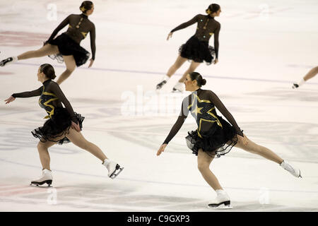 London Ontario, Kanada - 29. Dezember 2011. Mitglieder der Vereinigten Staaten synchronisiert skating Team, die "Haydenettes" während der Kür-Komponente auf die 2011 London Synchrofest International - Synchro In der Stadt durchführen. Das Team beendete an zweiter Stelle bei der zweitägigen Veranstaltung. Stockfoto