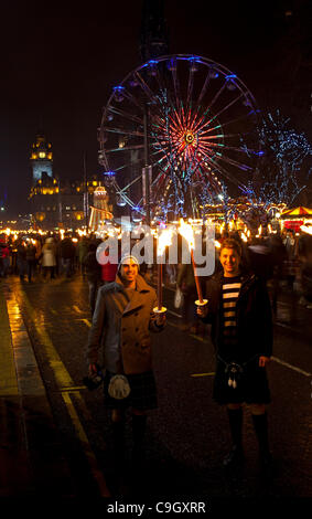 Fackelzug (Night Afore) 30. Dezember 2011 Beginn des Neujahrsfestes in der Princes Street, Stadtzentrum von Edinburgh, Schottland, UK Murray und Callum Stockfoto