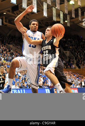 30. Dezember 2011 - Durham, North Carolina, USA - Broncos Guard Austin Richie Laufwerke in den Korb gegen Blue Devil nach vorne Michael Gbinije (F) bei der Basketball-Spiel zwischen der Western Michigan Broncos und die Duke Blue Devils im Cameron Indoor Stadium, Durham, North Carolina.  Die Blue Devils Stockfoto