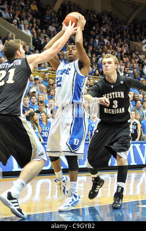 30. Dezember 2011 - Durham, North Carolina, USA - Blue Devil Guard Quinn Koch (F) schießt bei der Basketball-Spiel zwischen der Western Michigan Broncos und die Duke Blue Devils auf Cameron Indoor Stadium, Durham, North Carolina.  Die Blue Devils besiegten die Broncos 110-70. (Kredit-Bild: © David Frie Stockfoto