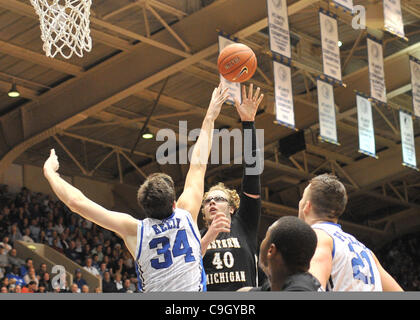 30. Dezember 2011 - Durham, North Carolina, USA - Bronco Forward Matt Stainbrook schießt über Blue Devil vorwärts Ryan Kelly (J) bei der Basketball-Spiel zwischen der Western Michigan Broncos und die Duke Blue Devils auf Cameron Indoor Stadium, Durham, North Carolina.  Die Blue Devils besiegt die Bro Stockfoto