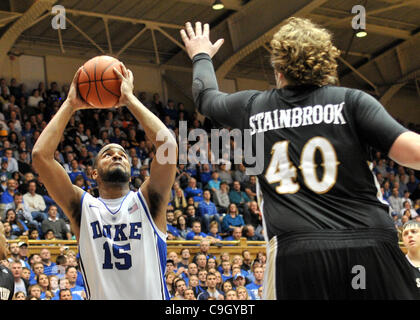 30. Dezember 2011 - Durham, North Carolina, USA - Blue Devil Forward Josh Hairston schießt (So) gegen die Bronco Forward Matt Stainbrook bei der Basketball-Spiel zwischen der Western Michigan Broncos und die Duke Blue Devils auf Cameron Indoor Stadium, Durham, North Carolina.  Die Blue Devils defea Stockfoto