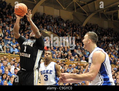 30. Dezember 2011 - Durham, North Carolina, USA - Bronco Guard Demetrius Ward fährt in den Warenkorb bei der Basketball-Spiel zwischen der Western Michigan Broncos und die Duke Blue Devils bei Cameron Indoor Stadium, Durham, North Carolina.  Die Blue Devils besiegten die Broncos 110-70. (Kredit-Bild: © Stockfoto