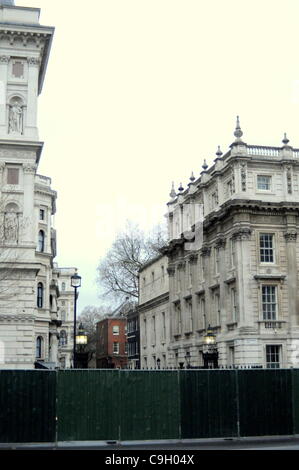 Massive Sicherheitsschranken bereit, Downing Street im Weißen Saal abzuriegeln. Bewaffnete Polizei vor den Toren bis Nr. 10 gesagt: "da die Gegend um die Tore bieten einen tollen Blick auf das London Eye und das Feuerwerk, die Hindernisse sind zu stoppen Nachtschwärmer hier versammelt und ein Gedränge zu vermeiden. Die Stockfoto