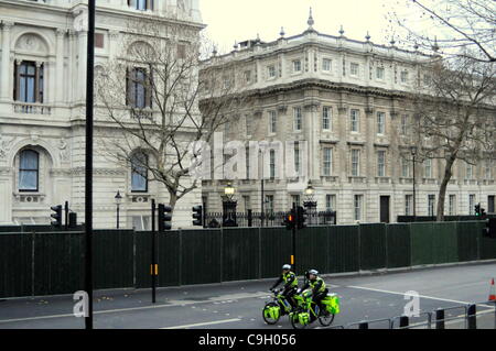 Massive Sicherheitsschranken bereit, Downing Street im Weißen Saal abzuriegeln. Bewaffnete Polizei vor den Toren bis Nr. 10 gesagt: "da die Gegend um die Tore bieten einen tollen Blick auf das London Eye und das Feuerwerk, die Hindernisse sind zu stoppen Nachtschwärmer hier versammelt und ein Gedränge zu vermeiden. Die Stockfoto