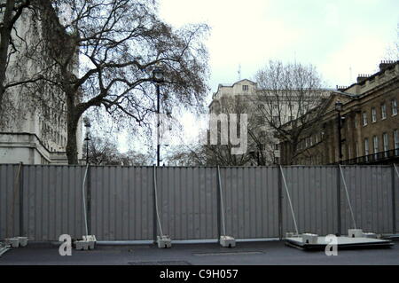 Massive Sicherheitsschranken bereit, Downing Street im Weißen Saal abzuriegeln. Bewaffnete Polizei vor den Toren bis Nr. 10 gesagt: "da die Gegend um die Tore bieten einen tollen Blick auf das London Eye und das Feuerwerk, die Hindernisse sind zu stoppen Nachtschwärmer hier versammelt und ein Gedränge zu vermeiden. Die Stockfoto