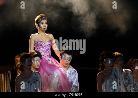 Modern Dance hält Silvester am Leben. Tawandang deutsche Brauerei, Bangkok, Thailand, 31. Dezember 2011. Kredit: Kraig Lieb Stockfoto