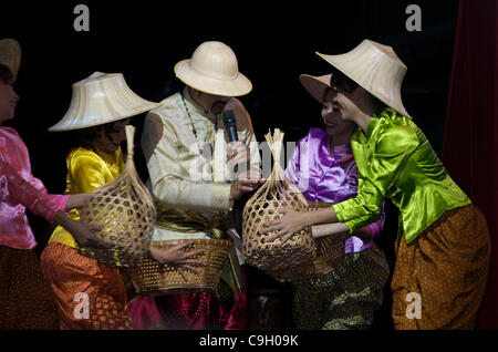 Traditioneller Tanz hält Silvester am Leben. Tawandang Brauerei, Rama 3 Road, Bangkok, Thailand, 31. Dezember 2011. Kredit: Kraig lieb Stockfoto