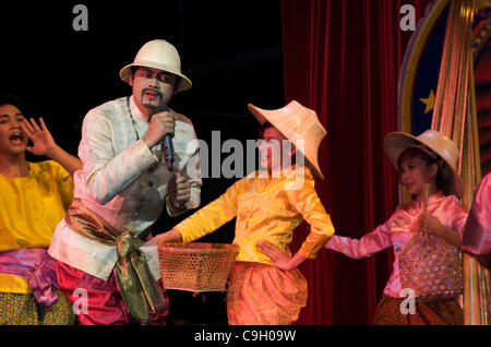 Traditioneller Tanz hält Silvester am Leben. Tawandang Brauerei, Rama 3 Road, Bangkok, Thailand, 31. Dezember 2011. © Kraig Lieb Stockfoto