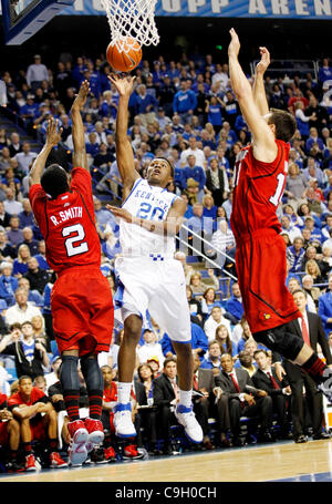 31. Dezember 2011 nahm - Lexington, Ky, USA - Kentucky Wildcats Doron Lamb (20) einen Schuss von Russ Smith (2), links und Kyle Kuric (14) in der ersten Hälfte der Louisville in Kentucky-Basketball-Spiel in Lexington, Kentucky, Rupp Arena am 31. Dezember 2011 bewacht. Foto von Pablo Alcala | Personal. (Kredit-Bild: © Le Stockfoto