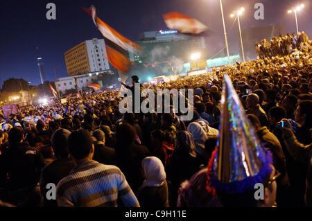 31. Dezember 2011 - Kairo, Ägypten - ein paar tausend Familien und revolutionäre Jugend in Midan Tahrir in zentralen Kairo zu feiern das neue Jahr versammelt.  Bands gespielt, Fahnen geschwenkt, und reden der friedlichen Masse gegeben wurden... David Degner / ZUMApress. (Kredit-Bild: © David Degner/ZUMAPRESS.com Stockfoto