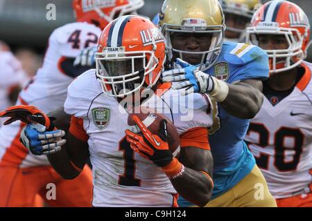 31. Dezember 2011 - San Francisco, Kalifornien, USA - Illinois Fighting Illini defensive zurück läuft Terry Hawthorne (1) mit dem Ball während die Kraft zu kämpfen für Hunger-Bowl-Spiel zwischen den UCLA Bruins und Illinois Fighting Illini.  Illinois Fighting Illini gewann das Spiel 20-14. (Kredit-Bild: © Dinno Stockfoto