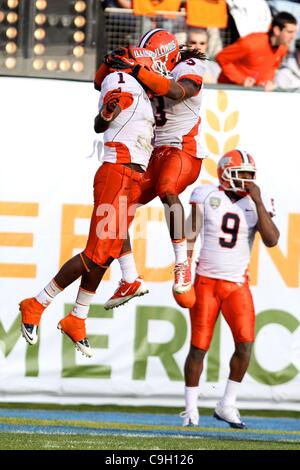 31. Dezember 2011 - zurück San Francisco, Kalifornien, USA - Illinois Fighting Illini defensive Terry Hawthorne (1) und Illinois Fighting Illini defensive zurück Tavon Wilson (3) feiern nach scoring ein Touchdown Durng Kraft kämpfen für Hunger-Bowl-Spiel zwischen den UCLA Bruins und Illinois Fighting Illi Stockfoto