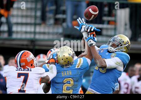 31. Dezember 2011 - San Francisco, Kalifornien, USA - UCLA Bruins Wide Receiver Shaquelle Evans (19) und UCLA Bruins Runningback Anthony Barr (2) nicht die Rezeption während der Kraft kämpfen für Hunger Bowl Spiel zwischen UCLA Bruins und Illinois Fighting Illini machen.  Illinois Fighting Illini wo Stockfoto