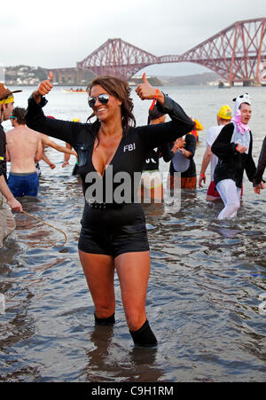 South Queensferry, UK. 1 Jan, 2012. "Jährliche Loony Dook" Splash für Nächstenliebe in Erhabene, Schottland, Großbritannien Stockfoto