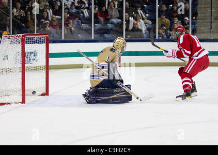 31. Dezember 2011 - South Bend, Indiana, USA - Boston University vorwärts WADE MEGAN (18) Partituren Shorthanded Ziel vorbei an Notre Dame Torhüter STEVEN SUMMERHAYS (1) im dritten Periode Aktion NCAA Hockey-Spiel in der Compton Familie Eisarena. (Kredit-Bild: © John Mersits/Southcreek/ZUMAPRESS.com) Stockfoto