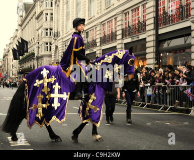 Ein Pferd, lila Roben tragen, während der Londoner New Year es Day Parade. 01.01.12 Stockfoto