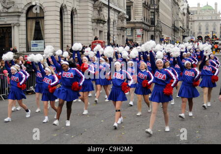 Jubeln Sie Führer während der Londoner New Year es Day Parade marschieren. 01.01.12 Stockfoto