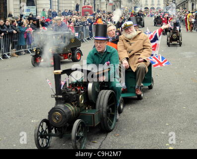 Miniatur-Dampfzug während der Londoner New Year es Day Parade. 01.01.12 Stockfoto