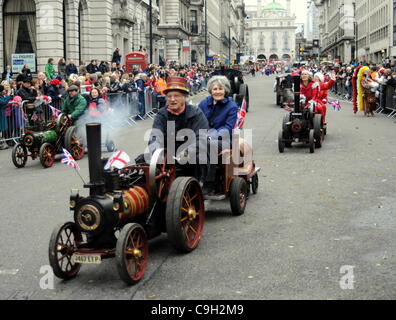 Miniatur-Dampfzug während der Londoner New Year es Day Parade. 01.01.12 Stockfoto