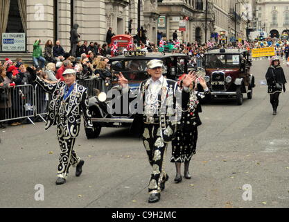 Pearly Könige und Königinnen, während der Londoner New Year's Day Parade marschieren. 01.01.12 Stockfoto