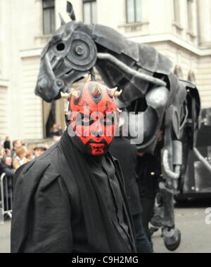 Darth Maul aus Star Wars zu marschieren, während der Londoner New Year es Day Parade. 01.01.12 Stockfoto