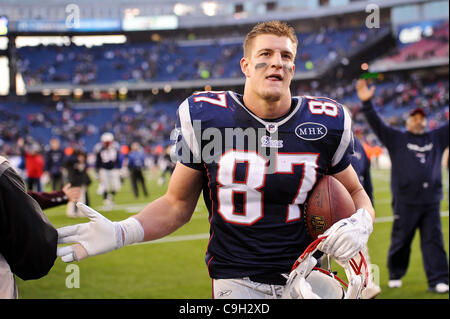 1. Januar 2012 - Foxborough, Massachusetts, USA - New England Patriots TE Rob Gronkowski (87) rennt das Feld nach dem Sieg. Die New England Patriots Punkten 49 offen um die Buffalo Bills 49 - 21 im Gillette Stadium zu besiegen. Die Patriots zu Klammern, die ersten Samen AFC und Heimstadion Vorteil t Stockfoto