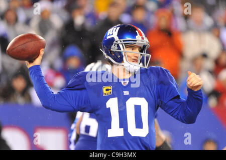 1. Januar 2012 - East Rutherford, New Jersey, USA - New York Giants quarterback Eli Manning (10) in nationale Fußball-Liga-Aktion bei Met Life-Stadion in East Rutherford New Jersey das neue Riesen Lead The Dallas Cowboy 21 0 zur Halbzeit (Credit-Bild: © Brooks Von Arx/Southcreek/ZUMAPRESS.com) Stockfoto