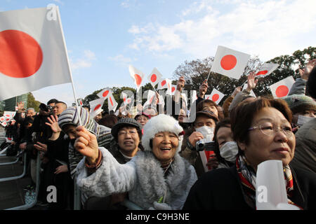 2. Januar 2012 erhöhen - Tokyo, Japan - Gönnern versammelt, um das neue Jahr mit der japanischen Kaiserfamilie feiern die japanische Flagge und schreit '' Banzai'' während die veröffentlichen Darstellung der Familie in den Kaiserpalast in Tokio, Japan. (Kredit-Bild: © Junko Kimura/Jana Press/ZUMAPRESS.com) Stockfoto