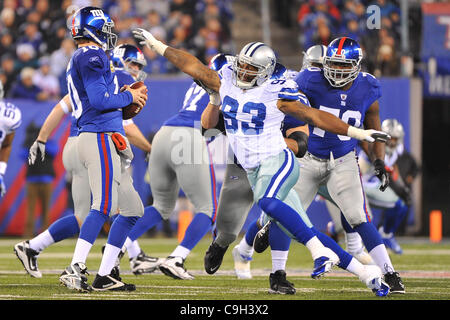 1. Januar 2012 - East Rutherford, New Jersey, USA - Dallas Cowboys Linebacker Spencer Anthony (93) eilt New York Giants quarterback Eli Manning (10) bei Met Life-Stadion in East Rutherford New Jersey das neue Riesen Lead The Dallas Cowboy 21 0 zur Halbzeit (Credit-Bild: © Brooks Von Arx/Southcreek Stockfoto