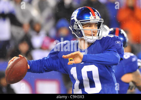 1. Januar 2012 - East Rutherford, New Jersey, USA - New York Giants quarterback Eli Manning (10) in nationale Fußball-Liga-Aktion bei Met Life-Stadion in East Rutherford New Jersey das neue Riesen Lead The Dallas Cowboy 21 0 zur Halbzeit (Credit-Bild: © Brooks Von Arx/Southcreek/ZUMAPRESS.com) Stockfoto