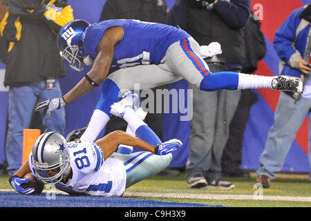 1. Januar 2012 - besiegen East Rutherford, New Jersey, USA - Dallas Cowboys Wide Receiver fällt Robinson Laurent (81) in der Endzone unter New York Giants Sicherheit Kenny Phillips (21) bei Met Life-Stadion in East Rutherford New Jersey das neue Riesen die Dallas Cowboys 31 bis 14 Anspruch den NFC East Titel Stockfoto