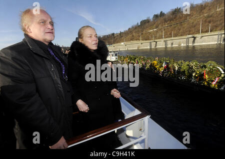 Eine Ponton geschleppt durch ein Boot mit den Blumen, die Menschen in den Sarg des ehemaligen tschechischen Präsidenten Vaclav Havel gebracht auf ein drei-Tage-Reise entlang der Moldau inmitten sonnigem Wetter und großem öffentlichen Interesse in Prag, über dargelegt Samstag, 31. Dezember 2011. Die Organisatoren konzipiert die Veranstaltung als ein sile Stockfoto