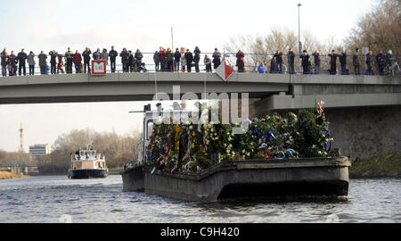 Eine Ponton geschleppt durch ein Boot mit den Blumen, die Menschen in den Sarg des ehemaligen tschechischen Präsidenten Vaclav Havel gebracht auf ein drei-Tage-Reise entlang der Moldau inmitten sonnigem Wetter und großem öffentlichen Interesse in Prag, über dargelegt Samstag, 31. Dezember 2011. Die Organisatoren konzipiert die Veranstaltung als ein sile Stockfoto