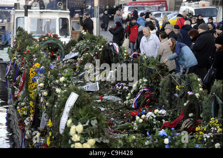 Eine Ponton geschleppt durch ein Boot mit den Blumen, die Menschen in den Sarg des ehemaligen tschechischen Präsidenten Vaclav Havel gebracht auf ein drei-Tage-Reise entlang der Moldau inmitten sonnigem Wetter und großem öffentlichen Interesse in Prag, über dargelegt Samstag, 31. Dezember 2011. Die Organisatoren konzipiert die Veranstaltung als ein sile Stockfoto