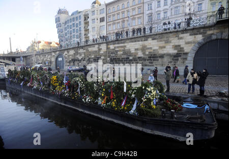 Eine Ponton geschleppt durch ein Boot mit den Blumen, die Menschen in den Sarg des ehemaligen tschechischen Präsidenten Vaclav Havel gebracht auf ein drei-Tage-Reise entlang der Moldau inmitten sonnigem Wetter und großem öffentlichen Interesse in Prag, über dargelegt Samstag, 31. Dezember 2011. Die Organisatoren konzipiert die Veranstaltung als ein sile Stockfoto