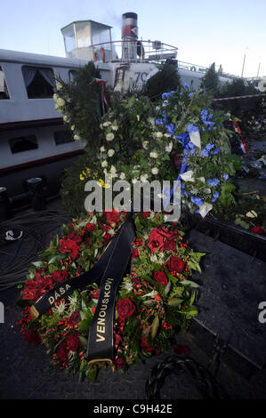 Eine Ponton geschleppt durch ein Boot mit den Blumen, die Menschen in den Sarg des ehemaligen tschechischen Präsidenten Vaclav Havel gebracht auf ein drei-Tage-Reise entlang der Moldau inmitten sonnigem Wetter und großem öffentlichen Interesse in Prag, über dargelegt Samstag, 31. Dezember 2011. Die Organisatoren konzipiert die Veranstaltung als ein sile Stockfoto