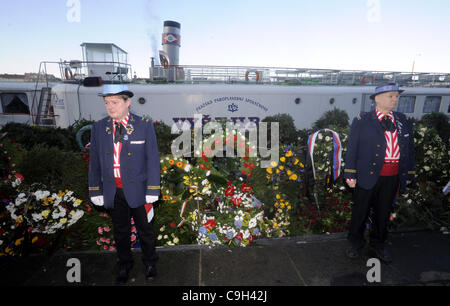 Eine Ponton geschleppt durch ein Boot mit den Blumen, die Menschen in den Sarg des ehemaligen tschechischen Präsidenten Vaclav Havel gebracht auf ein drei-Tage-Reise entlang der Moldau inmitten sonnigem Wetter und großem öffentlichen Interesse in Prag, über dargelegt Samstag, 31. Dezember 2011. Die Organisatoren konzipiert die Veranstaltung als ein sile Stockfoto