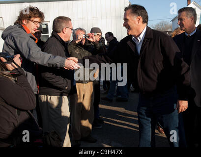 1. Januar 2012.  -Atlantic, Iowa, USA - republikanische Präsidentschaftskandidat MITT ROMNEY grüßt Fans nach dem Gespräch am Tisch Familienrestaurant im Atlantik, Iowa auf Sonntag, 1. Januar 2012.   Republikanische Präsidentschaftskandidat MITT ROMNEY sprach mit einer großen Schar von Fans und Journalisten Stockfoto